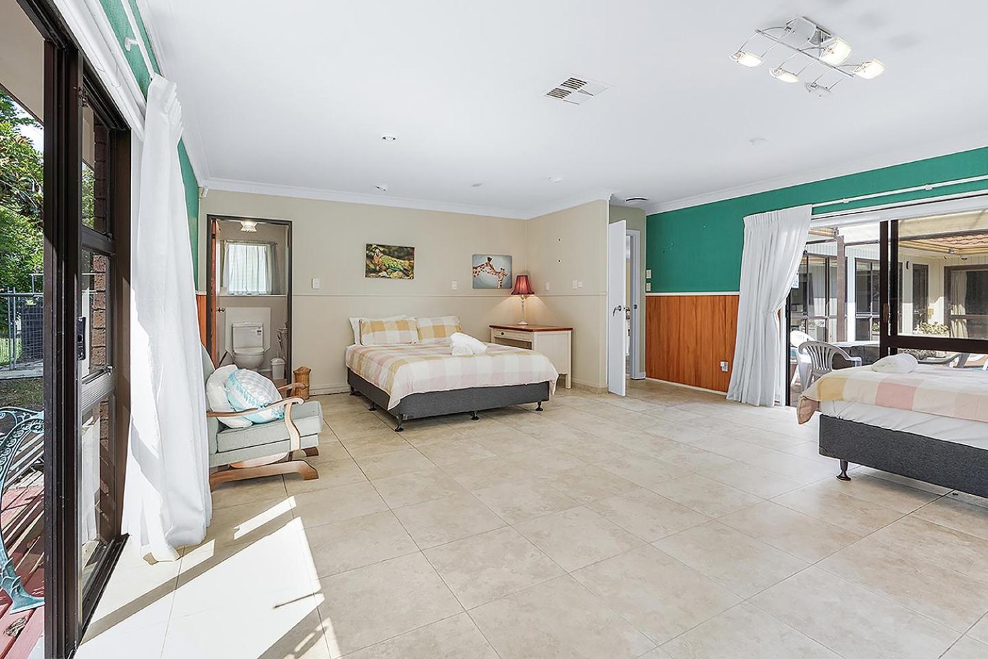 Wow, Spacious Home With A Pool Hamilton Extérieur photo