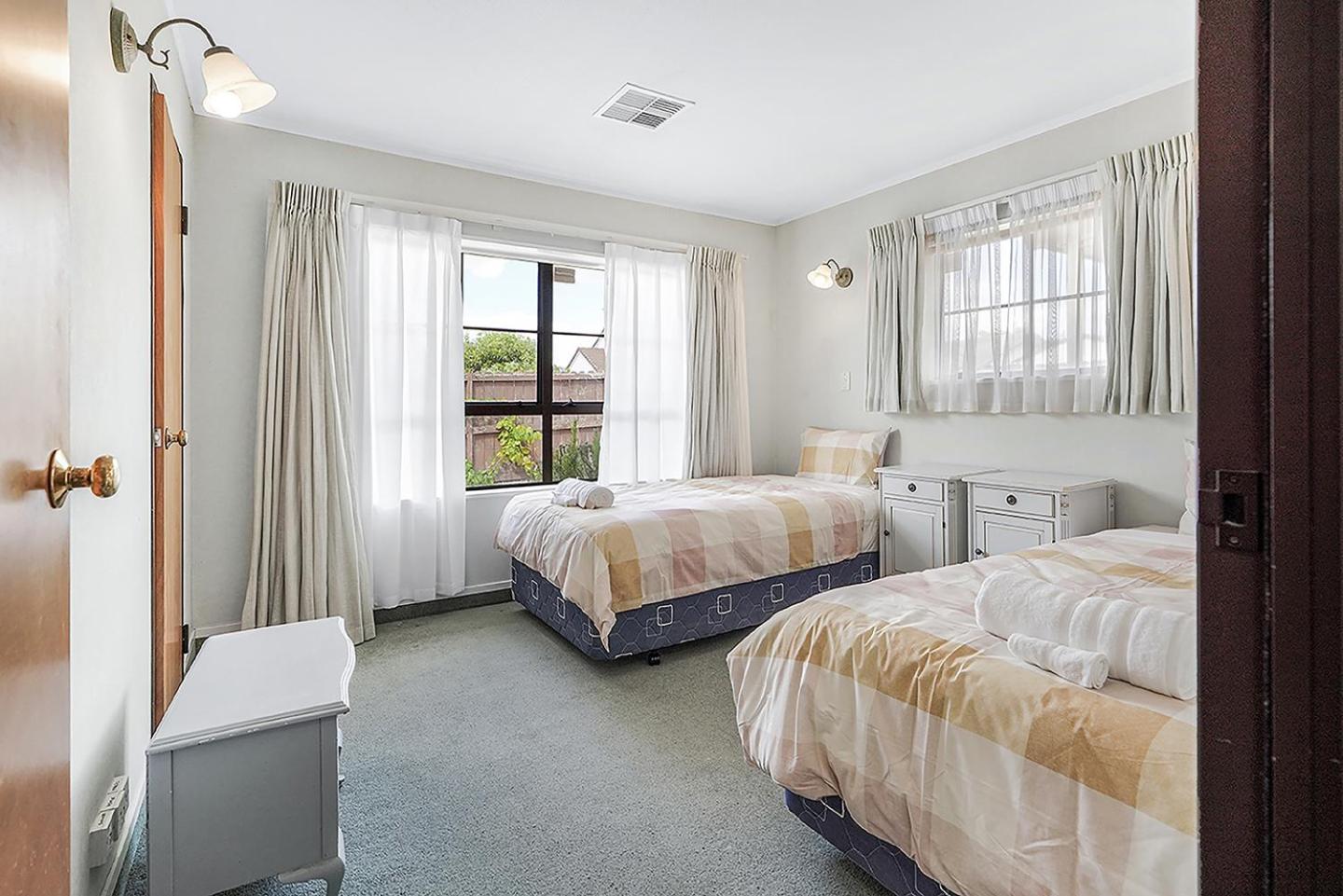 Wow, Spacious Home With A Pool Hamilton Extérieur photo